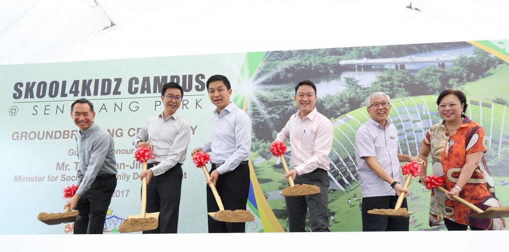 From left to right, Mr. Robert Leong (Executive Director of Skool4Kidz), Mr. Eugene Leong (CEO of the ECDA), Mr. Tan Chuan-Jin (Minister for Social and Family Development), Dr. Lam Pin Min (Adviser to Sengkang West), Mr. Kong Yit San (Assistant CEO of NParks), Dr. Jane Ching-Kwan (Director and Curriculum Founder of Skool4Kidz)