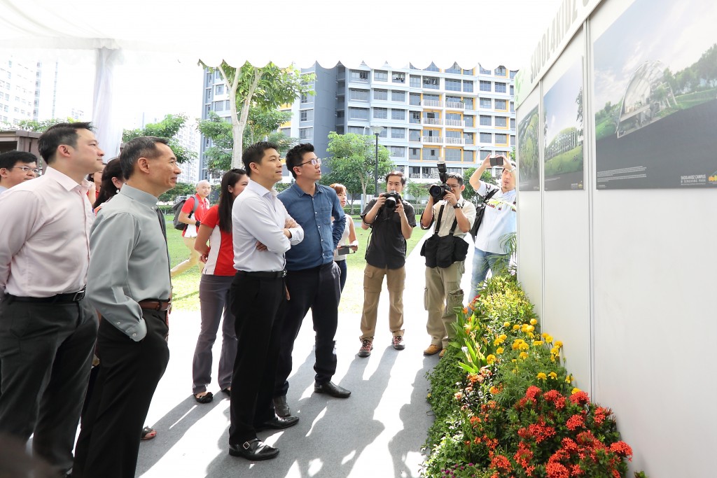 陈川仁部长参观乐心儿盛港河滨公园校区的展示廊。
