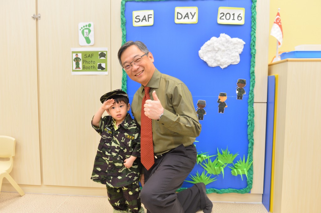 Minister for Health, Mr Gan Kim Yong, taking photo together with NurtureStars Children @ SAFRA Punggol.