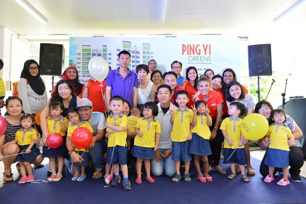 The pioneer batch of Nursery and Kindergarten children from Skool4Kidz Ping Yi Greens with Minister Tan at Ping Yi Greens estate’s Move-In Celebration.