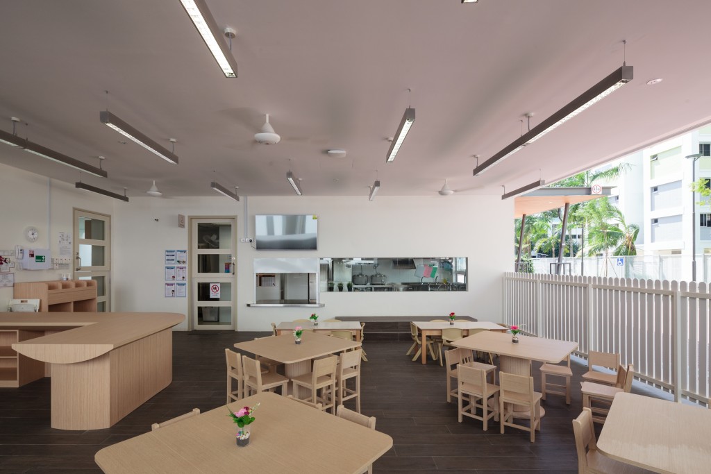 户外用餐区, 让孩子边用餐边享受花园美景。