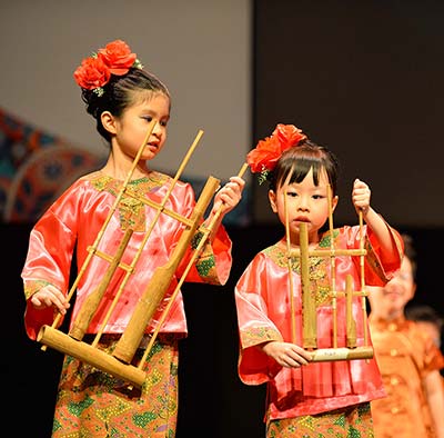 Showing-great-coordination-and-harmony-in-this-angklung-instrumental-performance-of-orang-singapura.